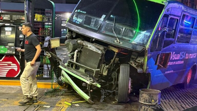 Carambola en CDMX: unidad de transporte público impacta autos y termina en gasolinera