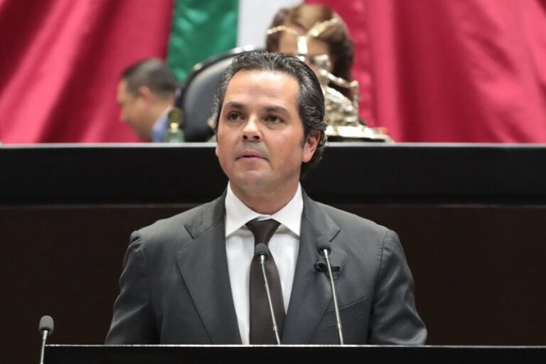 Diputado del PVEM busca ordenar Uber y DiDi en aeropuertos