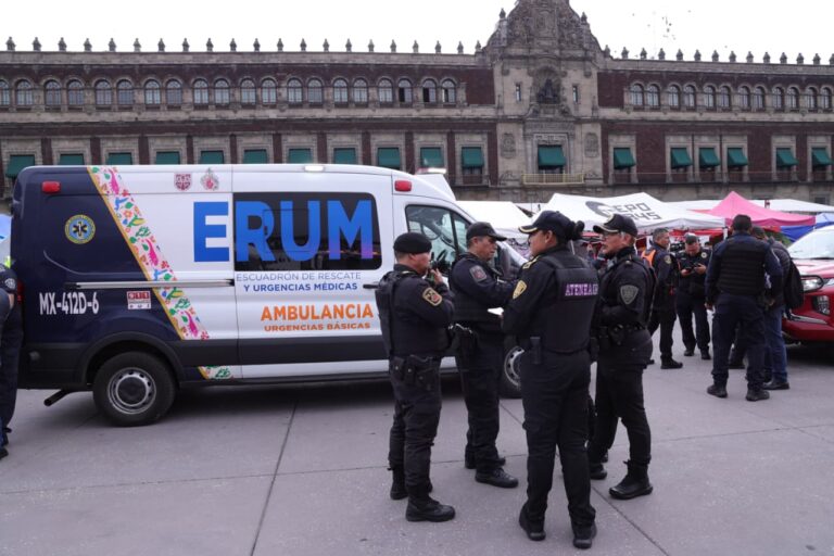 Flamazo en campamento de la UPREZ moviliza a Bomberos y Protección Civil en el Zócalo CDMX
