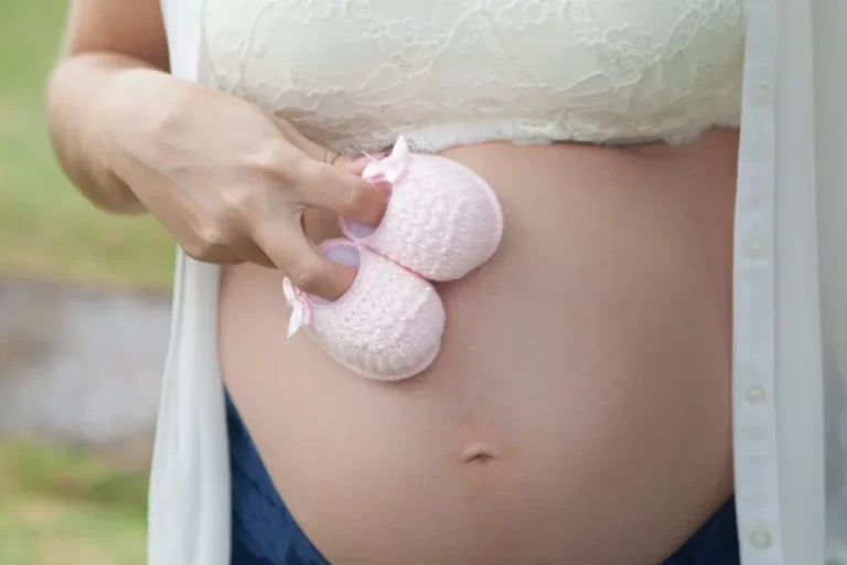 Los mitos del embarazo que la ciencia ya desmintió: desde “comer por dos” hasta evitar el ejercicio