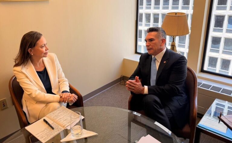 Dirigente del PRI sostiene reunión virtual con líder opositora de Venezuela