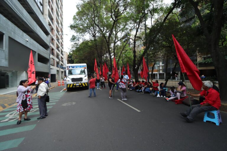 Protesta por vivienda digna colapsa avenida Nuevo León frente a oficinas de SEDATU
