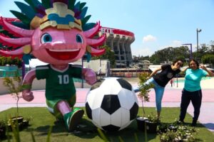 Gobierno descarta orden de FIFA tras retiro del ajolote monumental en Huipulco