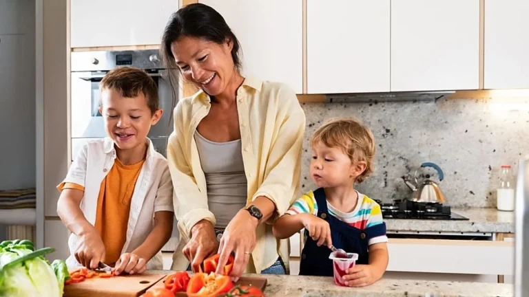 Comer frutas y verduras podría ayudar a prevenir ansiedad y agresividad en niños, revela estudio