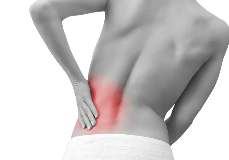 El dolor de espalda al caminar no es “normal”: estudio revela cómo prevenirlo con un hábito simple
