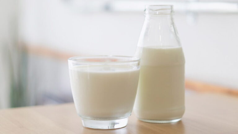El error que muchos cometen con la leche en el refrigerador y que puede afectar tu salud