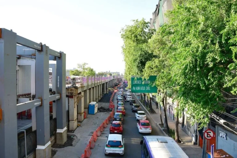 Parque elevado en San Antonio Abad registra incidente; estructura metálica daña automóvil en CDMX