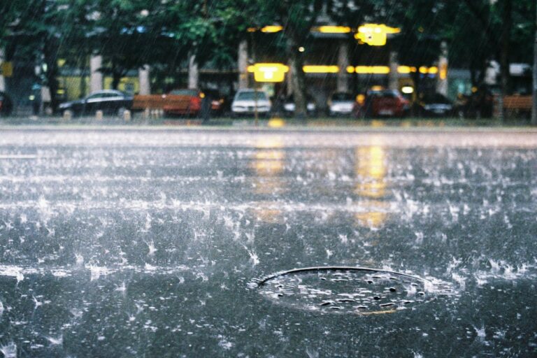 Lluvias: prevenir en casa no sustituye el mantenimiento urbano