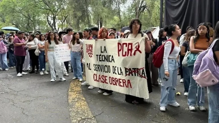 Estudiantes cercan oficinas del IPN en Zacatenco por demandas de seguridad y presupuesto