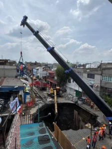 Gobierno CDMX refuerza zona de socavón en Iztapalapa para evitar nuevos derrumbes