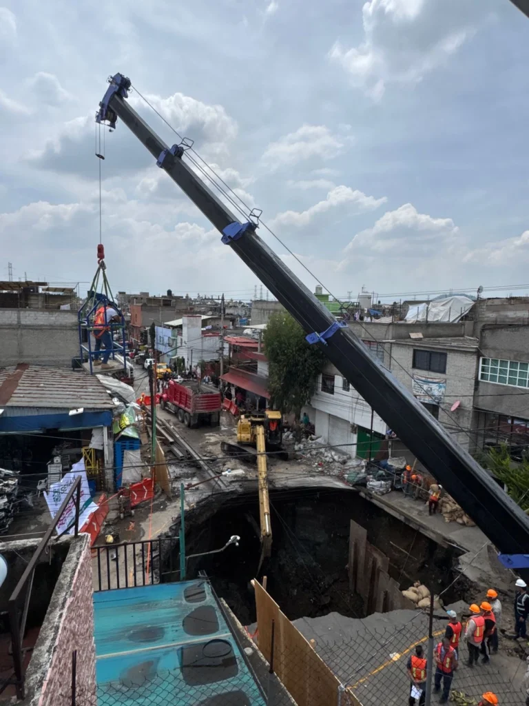 Gobierno CDMX refuerza zona de socavón en Iztapalapa para evitar nuevos derrumbes
