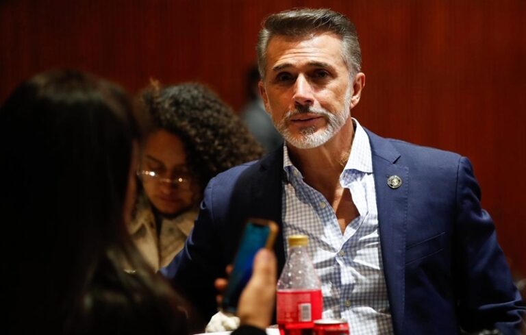 Sergio Mayer renuncia a Morena tras acumular 12.5 por ciento de ausentismo