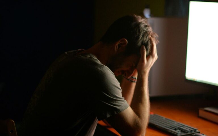 Trabajar de noche envejece antes: los riesgos silenciosos de los turnos laborales