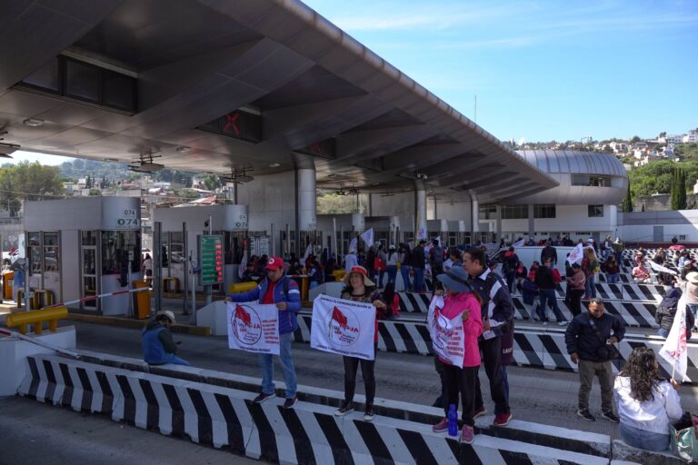 Maestros de la CNTE permiten paso libre en casetas mientras continúa el paro nacional
