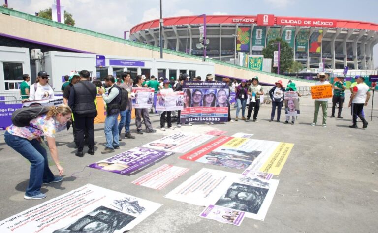 Madres buscadoras convierten la inauguración del Mundial en tribuna contra el olvido