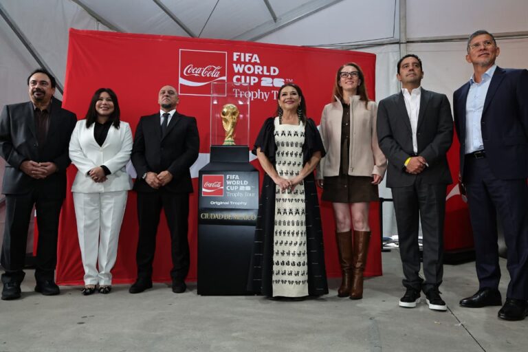 Clara Brugada recibe el trofeo del Mundial 2026 en CDMX y promete un torneo “para todos”
