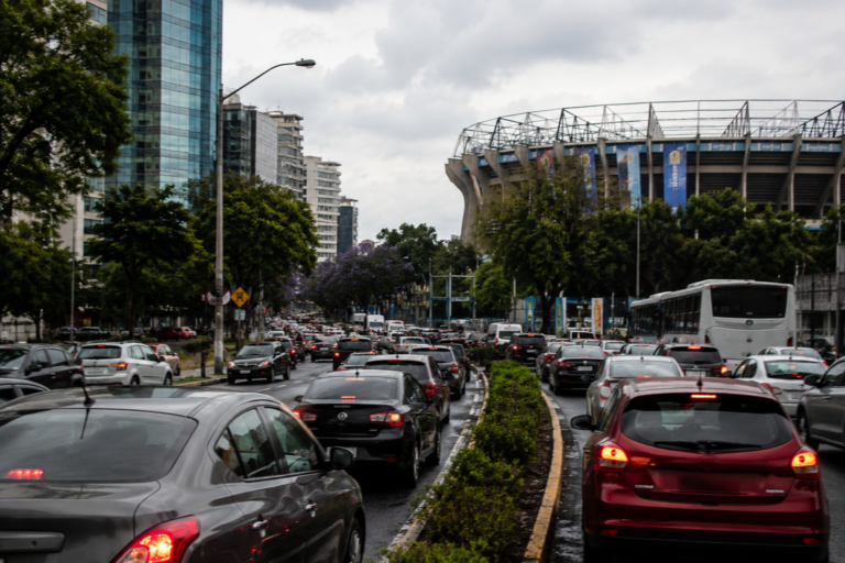 Alerta vial en CDMX: Hoy No Circula, bloqueos y fútbol complicarán el tránsito este lunes
