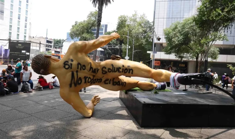 De símbolo mundialista a escombros: así quedaron las esculturas derribadas en Reforma