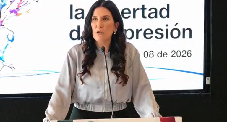 Kenia López Rabadán insta a la prensa a cuestionar al poder