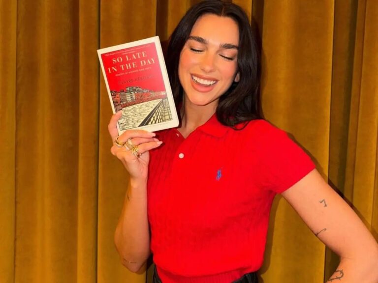 Dua Lipa sorprende con una biblioteca dedicada a libros que cuestionan el poder