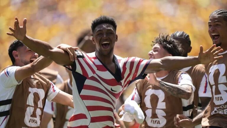 Estados Unidos vence a Australia 2-0 y avanza a dieciseisavos del Mundial