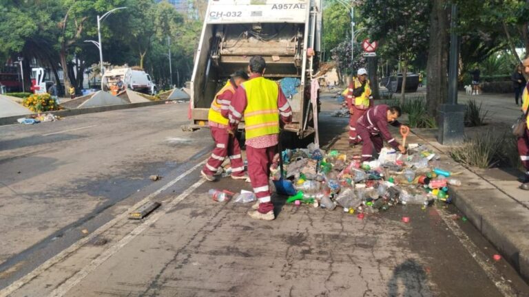 Festejos del Tri dejan 40 toneladas de basura en Reforma y Zócalo