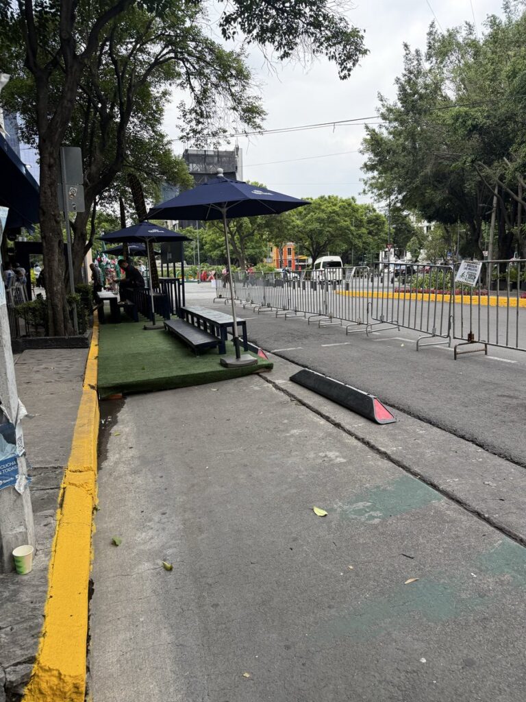 ¿Uso indebido del espacio público? Acusan bloqueo de ciclovía en CDMX por bar en Roma Norte