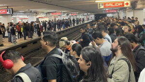 Inundaciones y marcha de seguridad complican la mañana de miles en el Metro CDMX