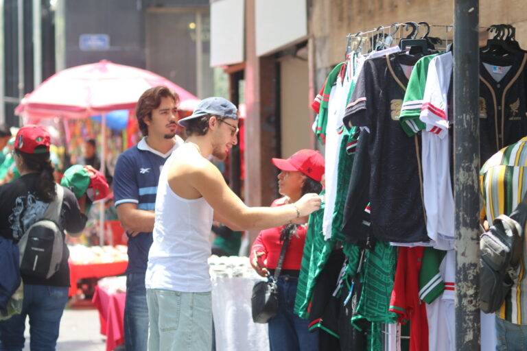 La playera de 200 pesos que desafía al uniforme oficial
