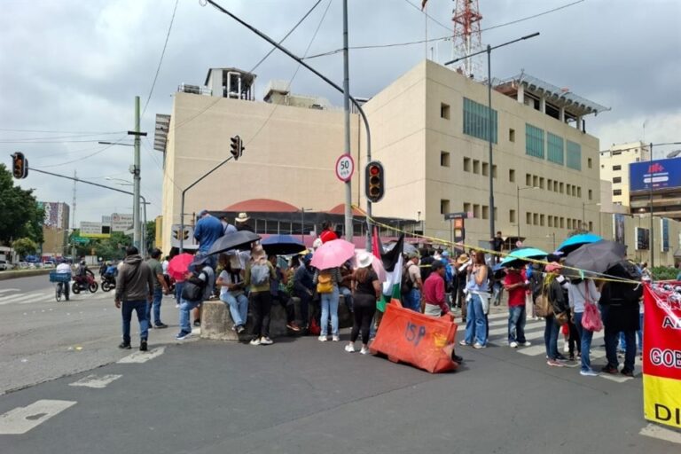 Maestros de la CNTE vuelven a las calles y cercan medios de comunicación en la capital