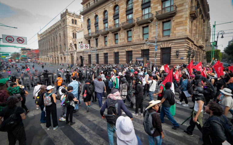 Reforma judicial detona nuevas protestas; manifestantes marchan hacia Gobernación