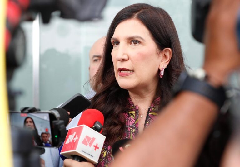 Kenia López Rabadán exige frenar desvío de recursos por licencias
