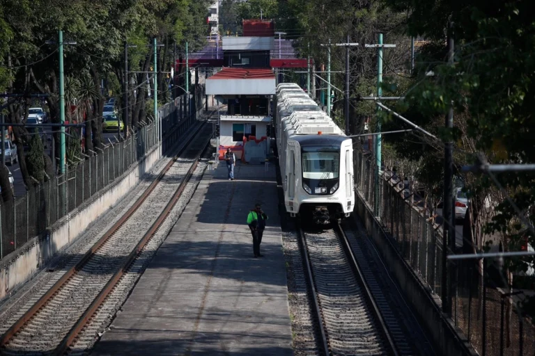 Contrato del Tren Ligero en CDMX genera críticas por historial de la empresa adjudicada