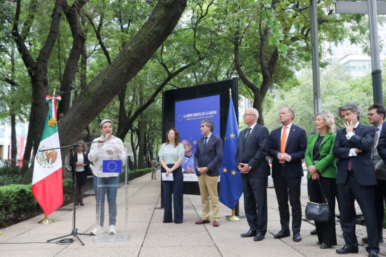 UE lleva exposición de fútbol a Paseo de Reforma