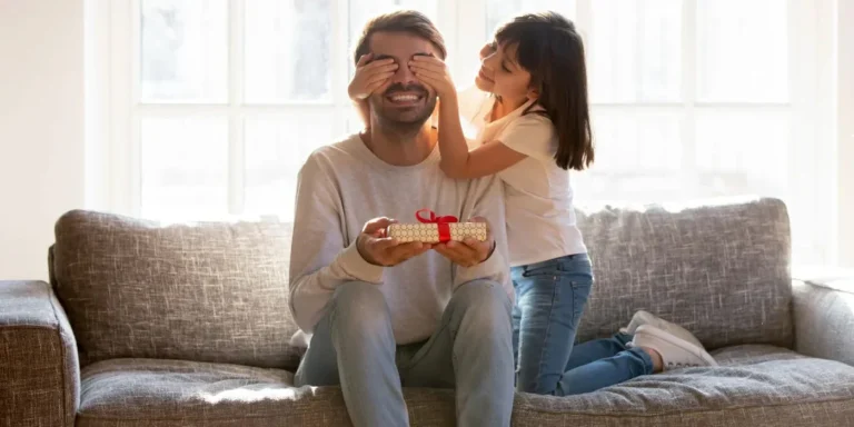 La salud mental de los padres también importa: estudios revelan el impacto de la licencia por paternidad
