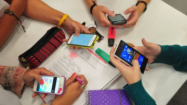 ¿Adiós al celular en clase? Proponen reglas para estudiantes de educación básica