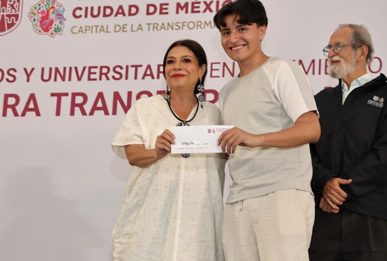 Programa de becas para universitarios alcanza 100 mil apoyos con inversión de 866 millones de pesos