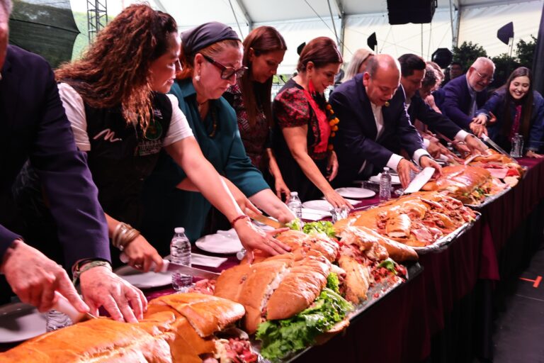 Megatorta de más de 1.7 toneladas marca el arranque de la Feria de la Torta 2026 en CDMX