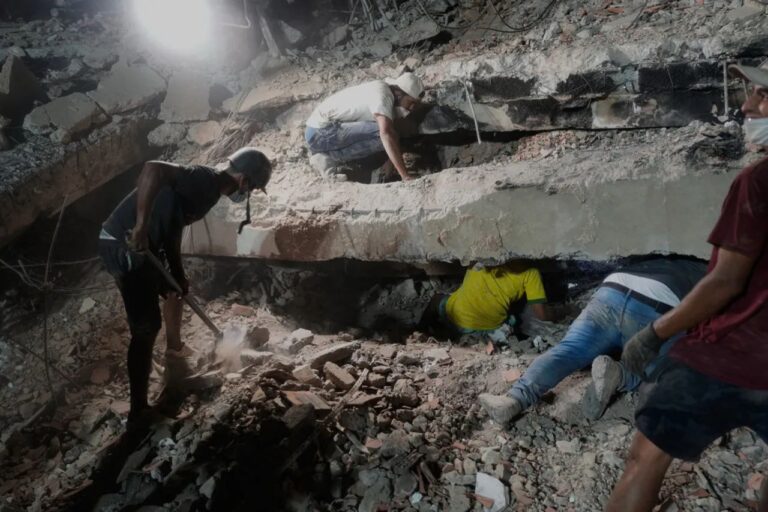 Sube a 4 mil 561 el número de fallecidos en Venezuela; miles continúan en campamentos temporales