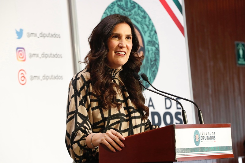 Kenia López cuestiona conflicto de interés en gestión de visa de gobernadora