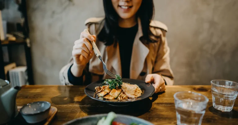 ¿Cenar temprano protege el cerebro? Un estudio relaciona este hábito con una mejor salud cognitiva