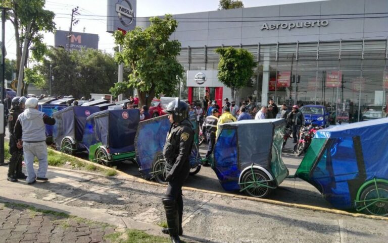 Entre la falta de regulación y la demanda ciudadana: mototaxistas marchan en CDMX