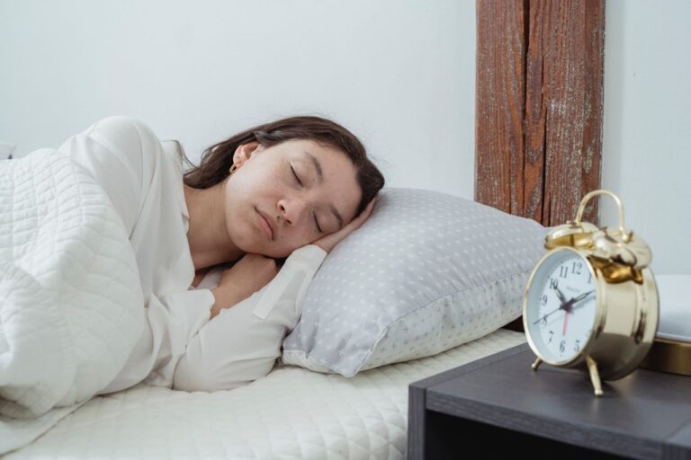 ¿Levantarte a las 5 de la mañana te hace más productivo? La ciencia responde