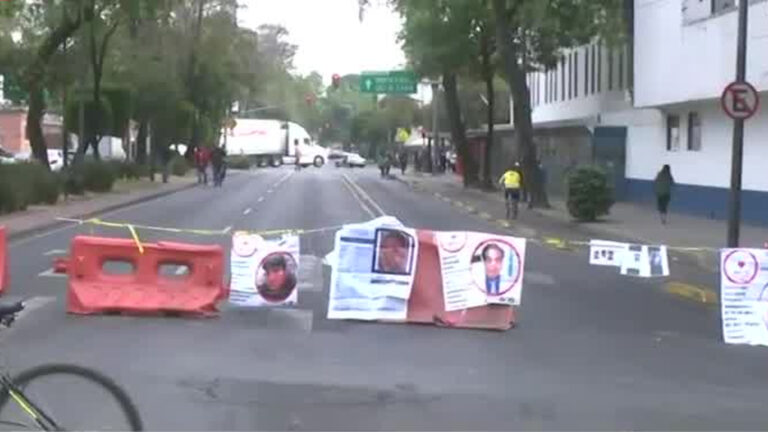 Cierran accesos a la Fiscalía capitalina en demanda de un juicio justo para el doctor Cuéllar Ferrara