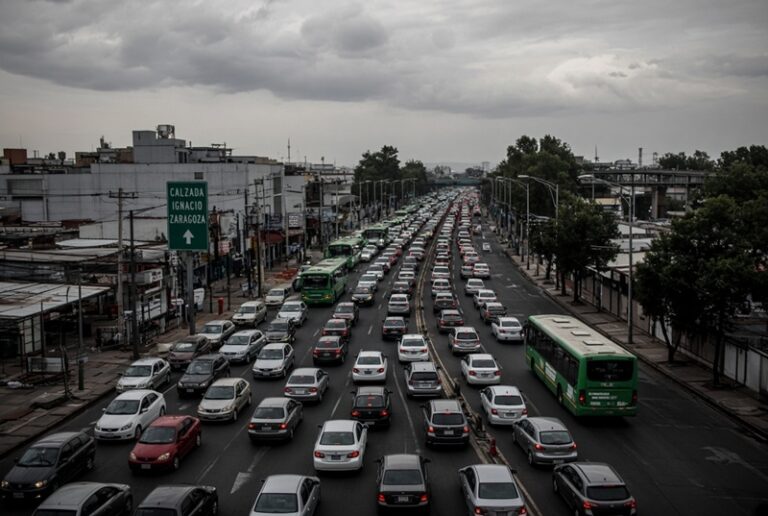 Caos vial en CDMX: bloqueos en Zaragoza e Insurgentes colapsan tránsito