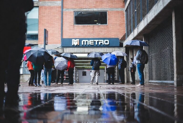 Lluvias en CDMX afectan Metro y reducen movilidad este sábado