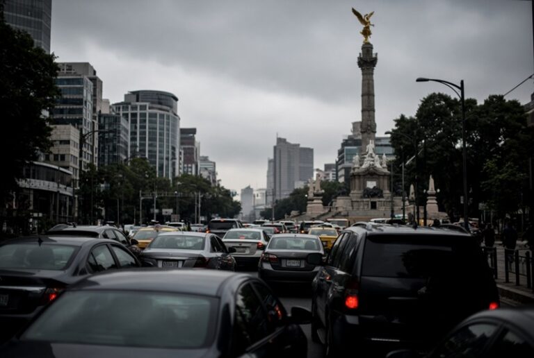 Colapso vial en CDMX por 13 bloqueos y retrasos en Metro