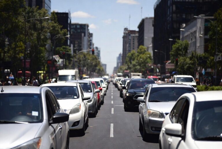 Caos vial en CDMX por marchas bloqueos y fallas en el Metro