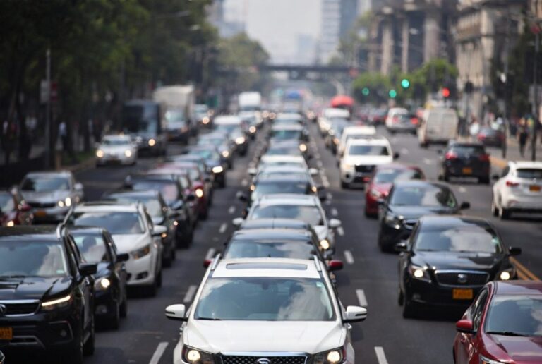 Caos vial en CDMX por marchas bloqueos y Hoy No Circula este lunes
