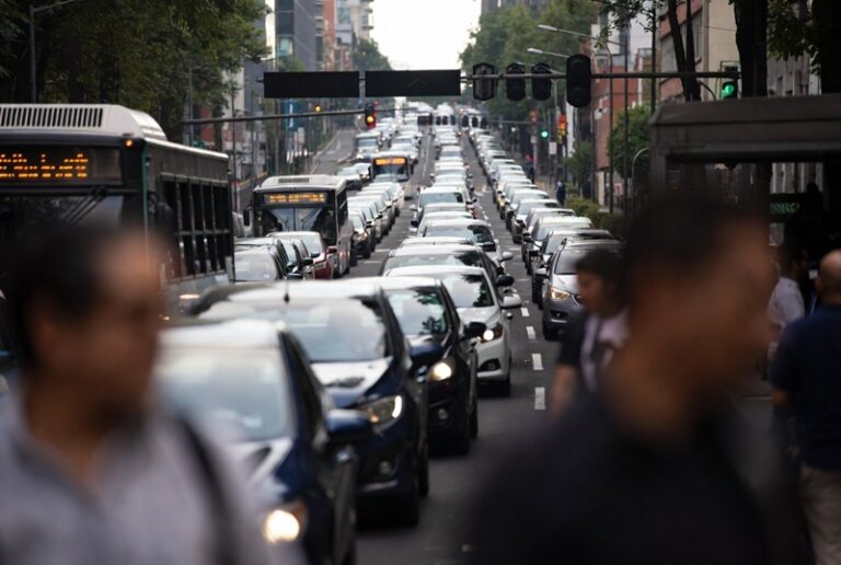 Caos vial en CDMX por marchas, bloqueos y afectaciones en Metro